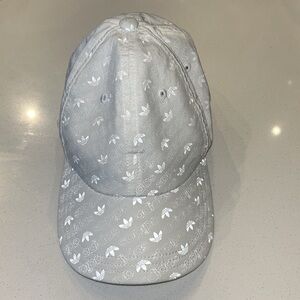 NWOT Adidas Mens White Gray Trefoil Logo Adjustable Hat Lightweight Gym